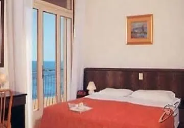 מלון Tritone Lido 2*